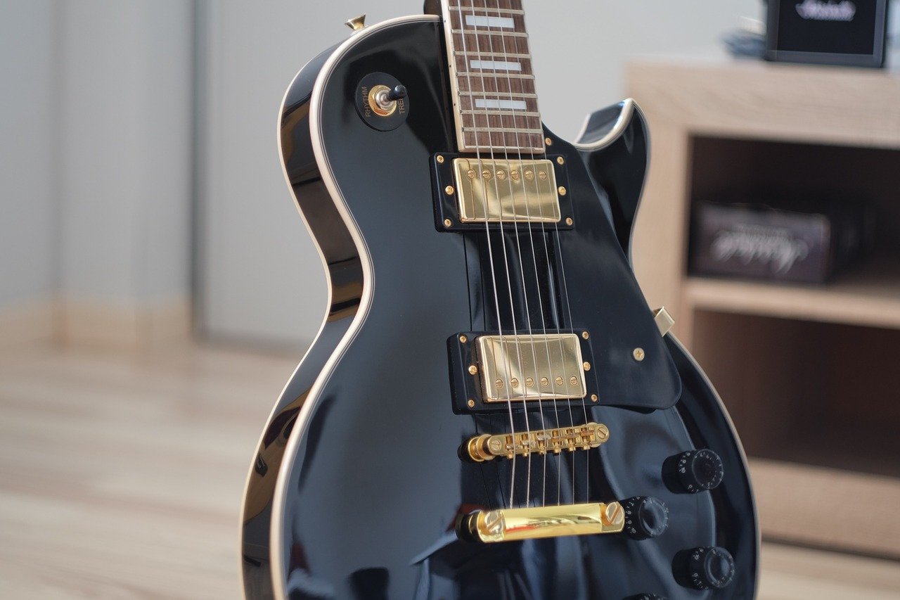 How to choose an electric guitar like this Les Paul style guitar.